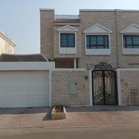 Elegant Villa Rooms In Dubai Near Airport Buitenkant foto