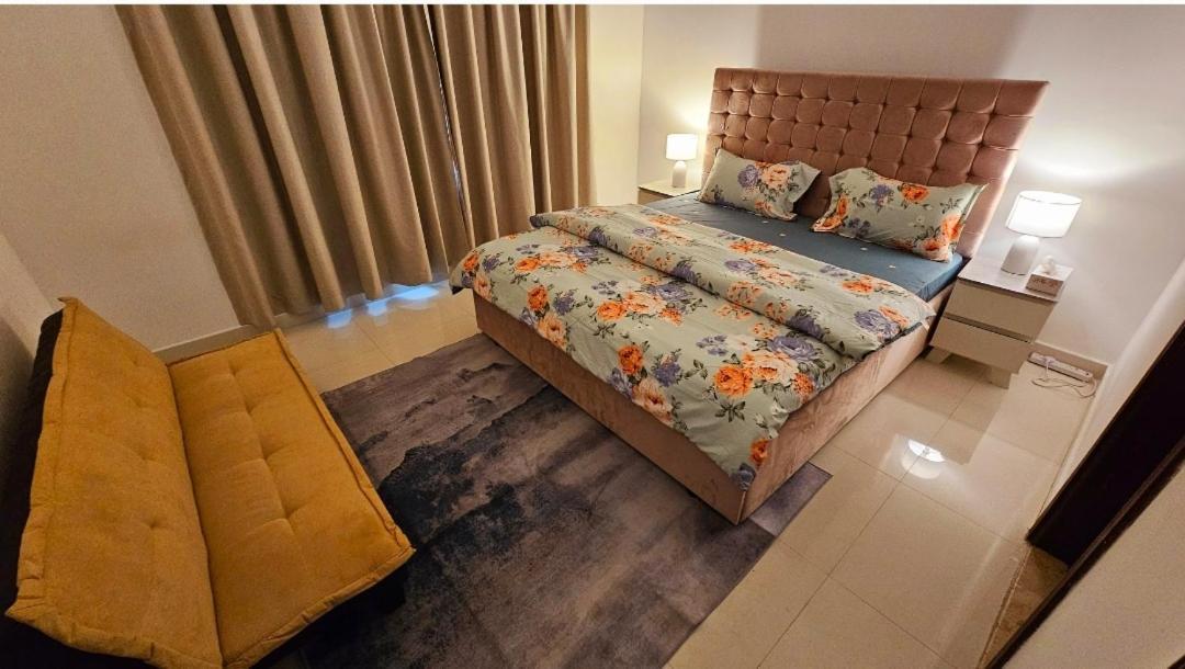 Elegant Villa Rooms In Dubai Near Airport Buitenkant foto